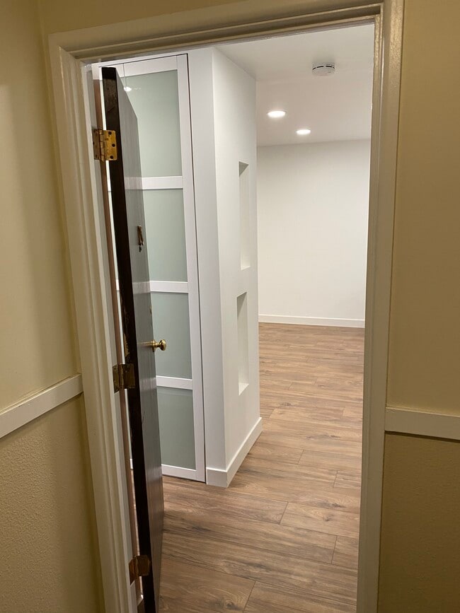 Building Photo - 420 W Aldine Ave