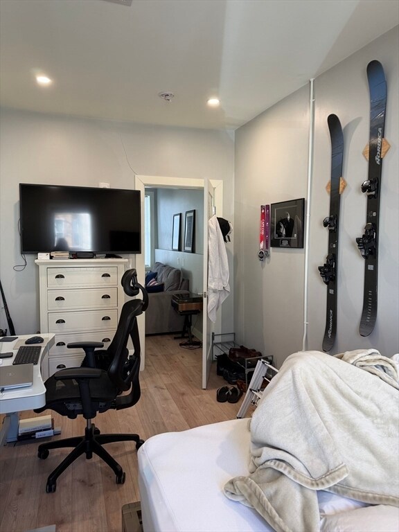 Building Photo - 415 E 7th St