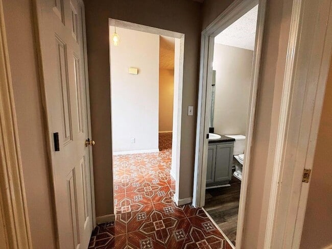 Building Photo - 5410 Twin Lakes Dr