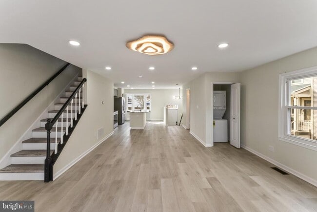 Building Photo - 8213 Roxbury Dr