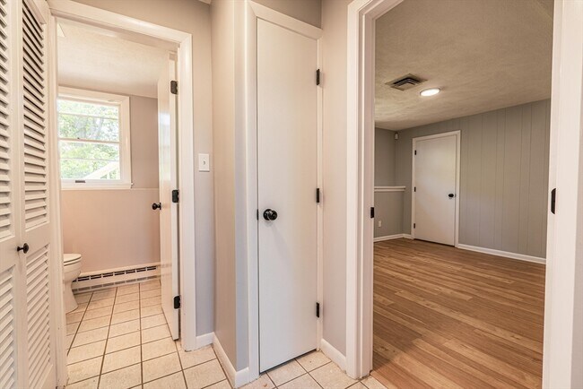 Building Photo - 20 Fieldstone Dr