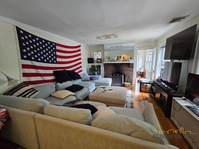 Building Photo - Large Duplex - Off-Street Parking - Centra...