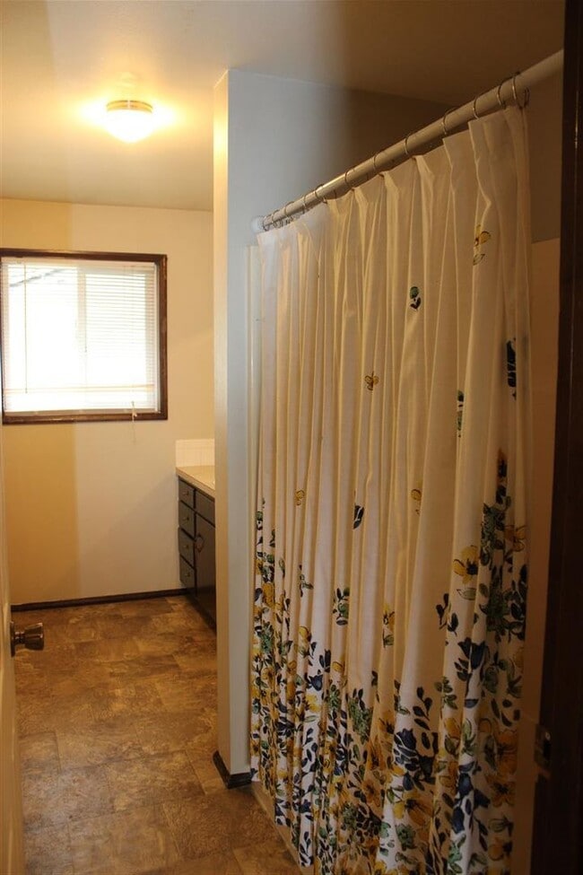 Building Photo - Beautiful 2 Bedroom 1.5 Bathroom Condo!