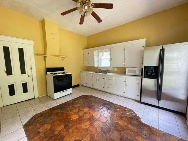 Building Photo - 4/2 bedroom house in republic