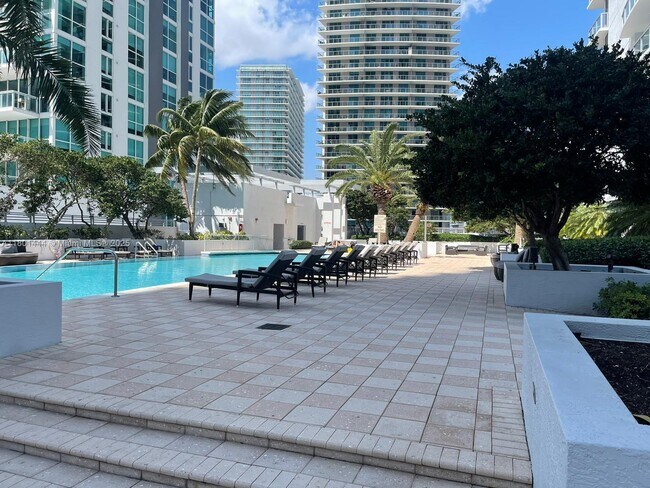 Building Photo - 1060 Brickell Ave