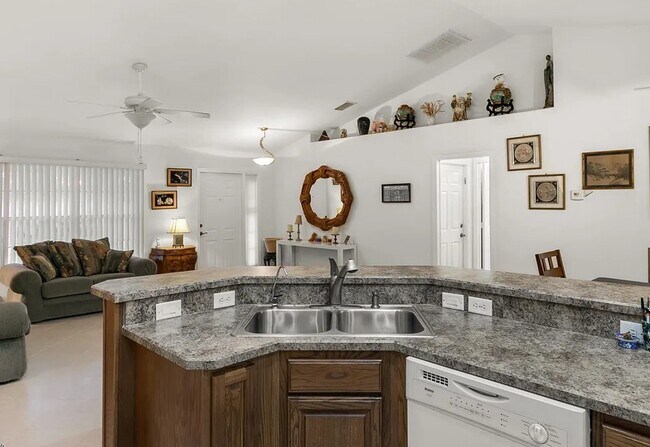 Building Photo - Single-Family Home