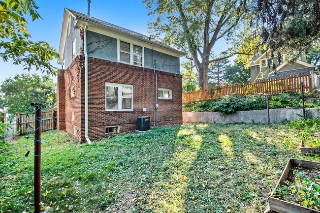 Building Photo - 2 Story 3 Bed 2 Bath, Off Street Parking!