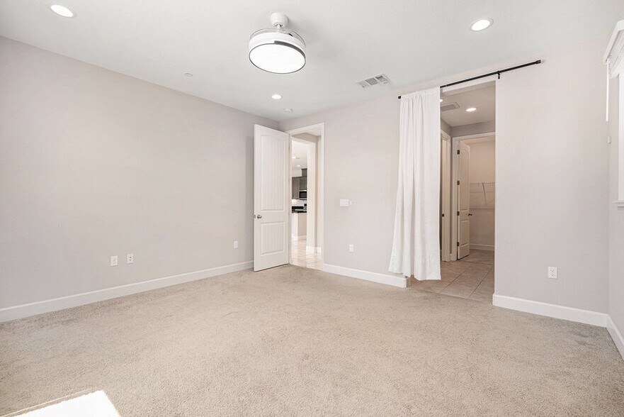 Building Photo - 31 Cortina Ct
