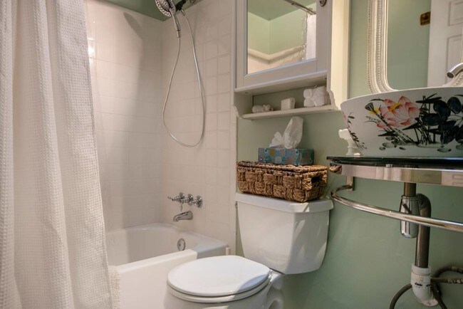 Building Photo - 730 6th St NE