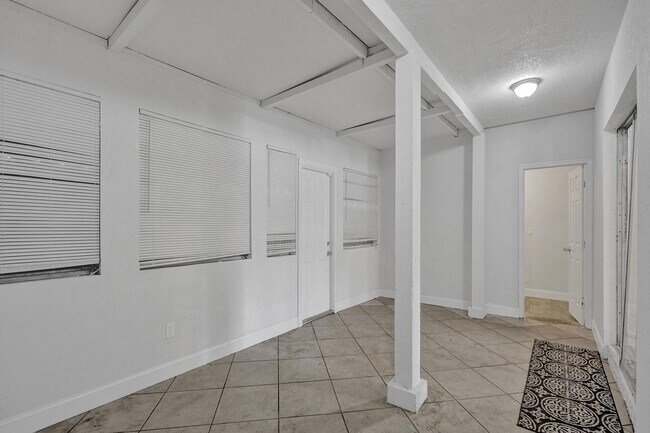 Building Photo - 651 SW 15th St