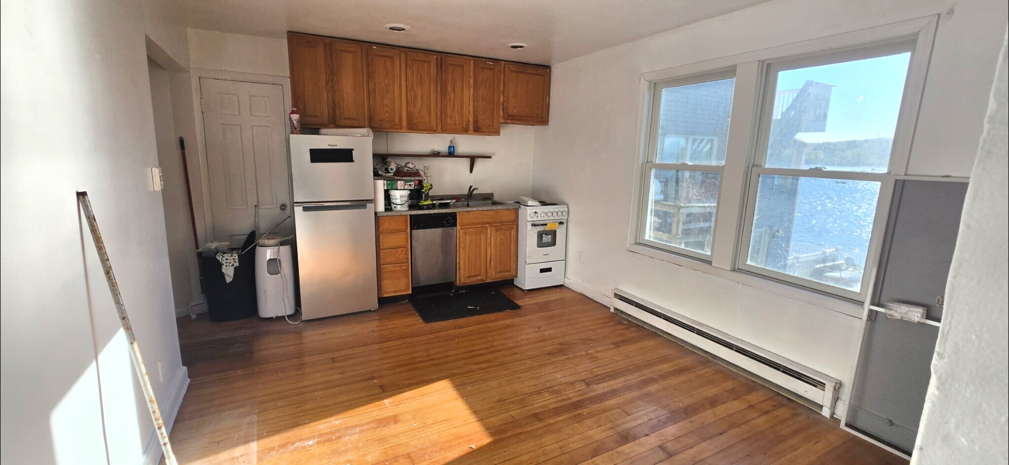 Kitchen/Livingrm Combo - 147 Woodbine Ave