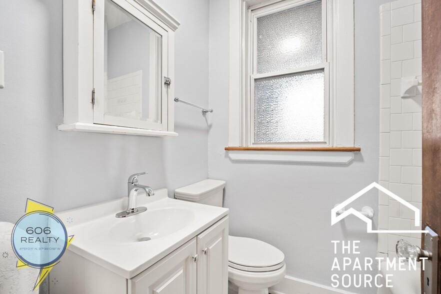 Building Photo - 822 W Wrightwood Ave