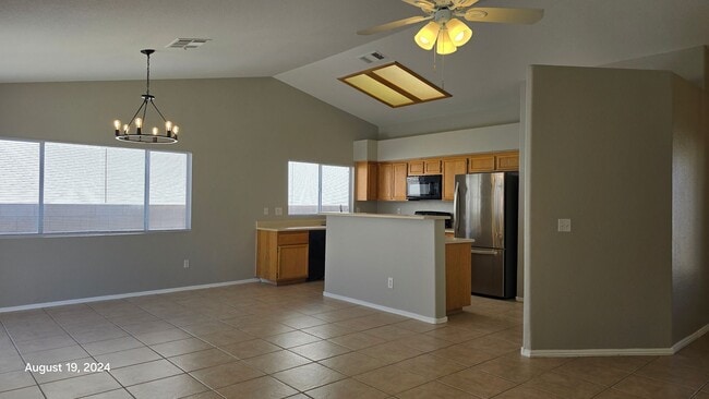 Building Photo - Gorgeous 3Bed/2Bath, 1-Story Home w/ Priva...