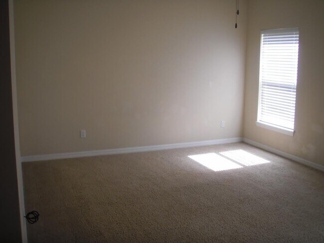 Building Photo - Large 4 bedroom, 2 bath home for rent.