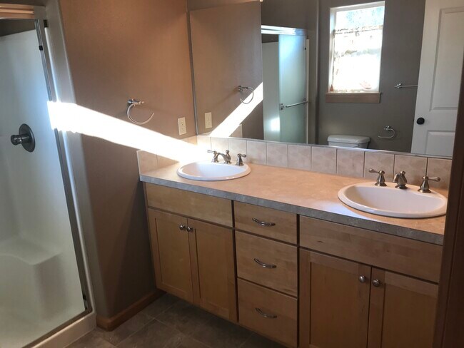 Building Photo - 3832 NE Roselawn St