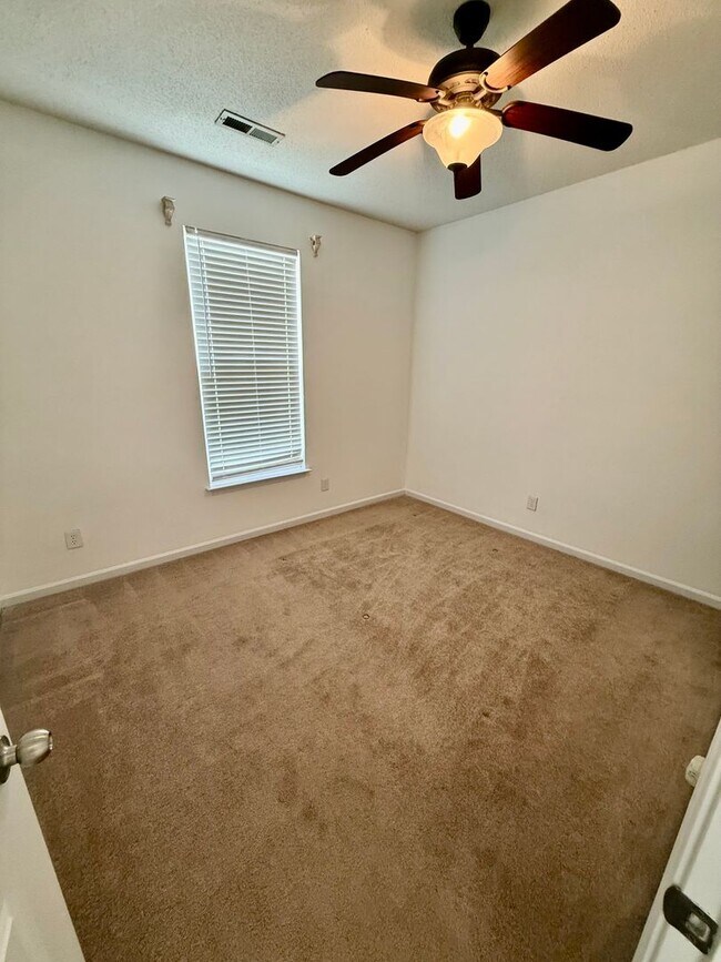 Building Photo - Three bedroom, 2 bath house in Greensboro