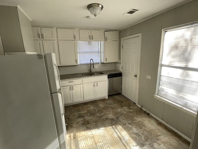 Building Photo - Perfect Family Home