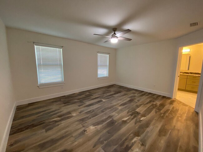 Building Photo - 1402 Parkway Dr