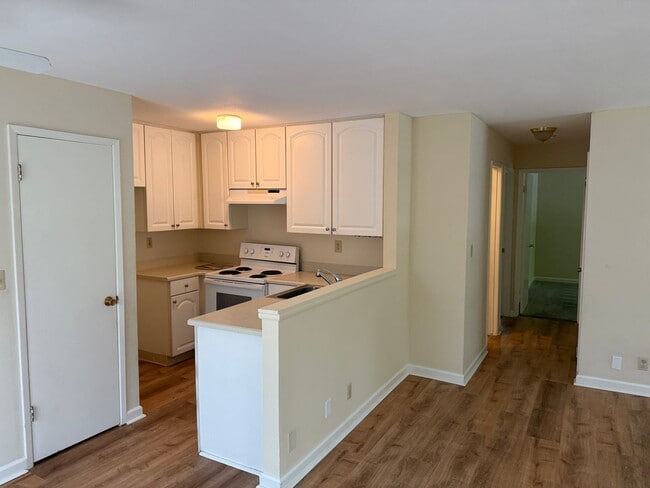 Building Photo - PARKLIKE SETTING ...CLEAN, AND FRESH, NEW REFRIGERATOR, NEW CLOSET DOORS...2 BEDROOMS/1 BATH IN G...
