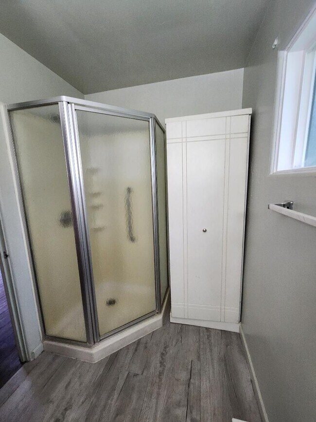 Building Photo - 3 bedroom 1 Bath House on Well