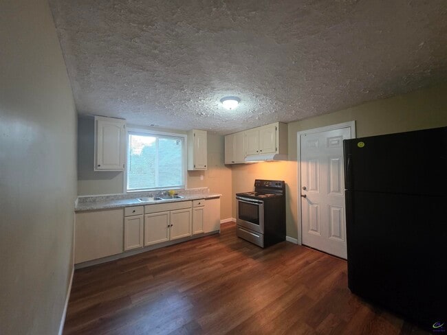 Building Photo - 811 Lewis St