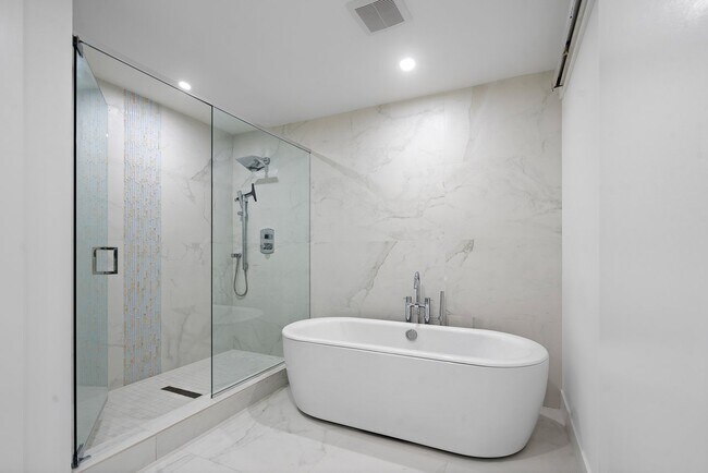 Building Photo - 730 N Ocean Blvd