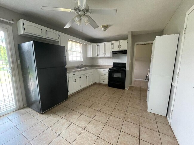 Building Photo - Very well kept 3 bedroom, 1.5 bath with One Car Garage and Nice Back Yard