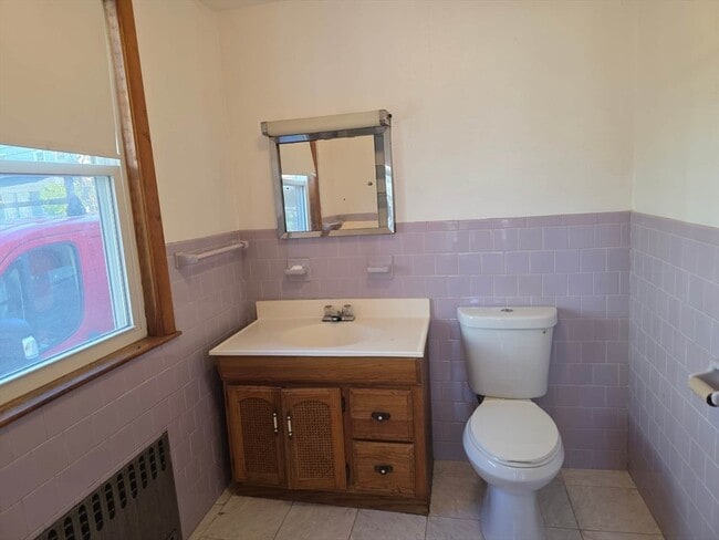 Building Photo - 231 River St