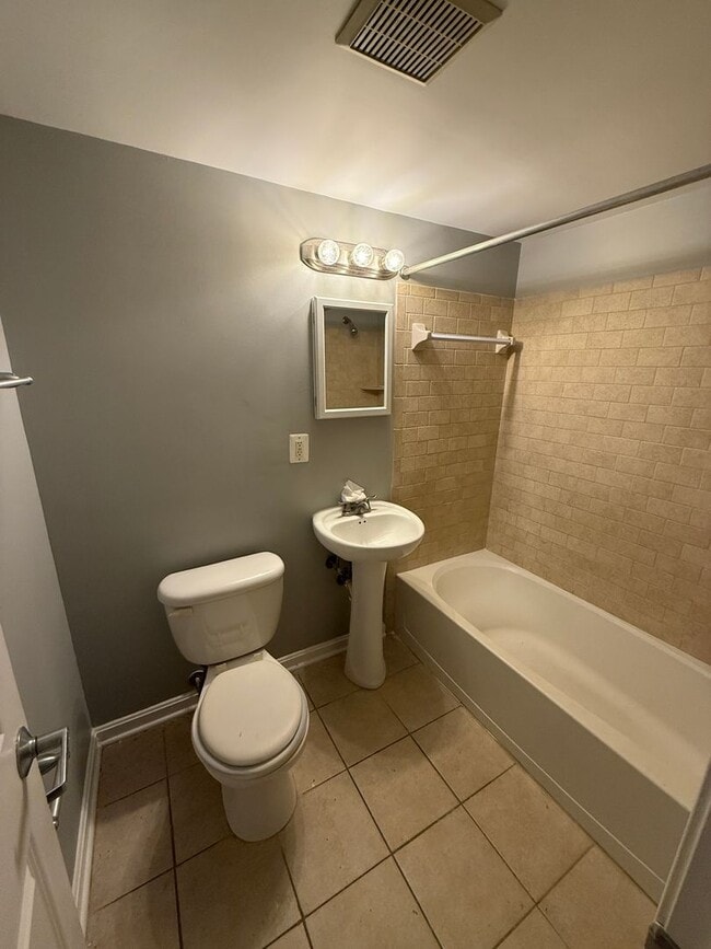 Building Photo - Cozy 1 Bedroom 1 Bathroom Condo- Conveniently Located at DC line