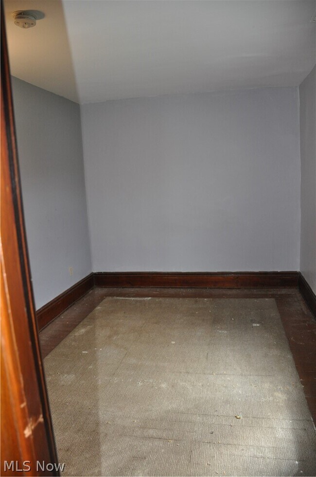 Building Photo - 11 E Main St