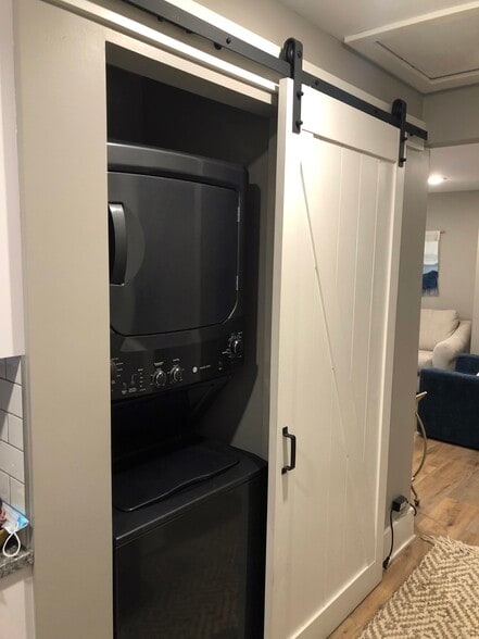 Building Photo - 552 Union St SE