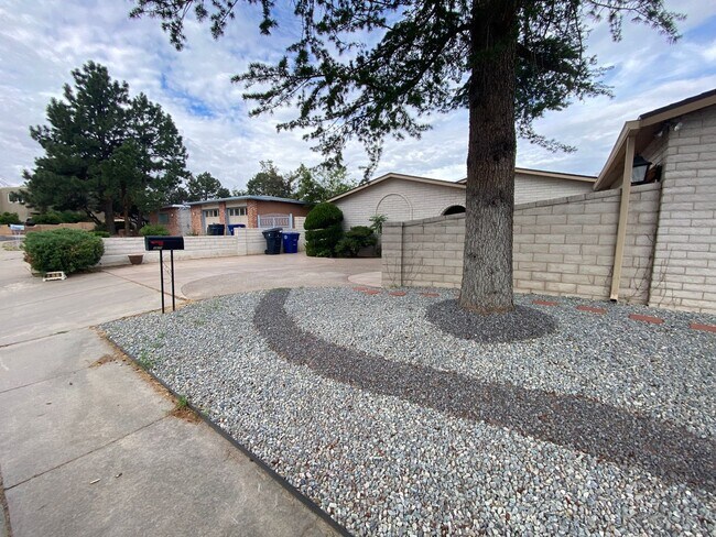 Building Photo - Beautiful 3 Bedroom Home in NE Albuquerque