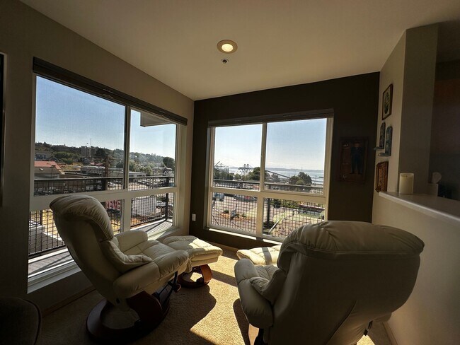 Building Photo - Fully Furnished Downtown Everett Condo wit...