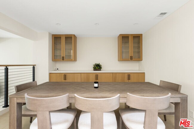 Building Photo - 1549 Palisades Dr