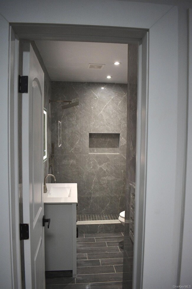 Building Photo - 563 E 3rd St