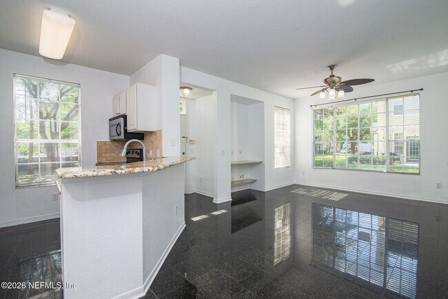 Building Photo - 13703 Richmond Park Dr N