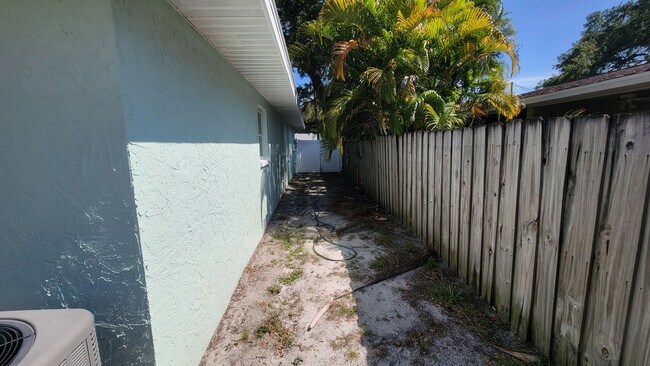 Building Photo - 2/1 w/ Garage in Seminole - Duplex
