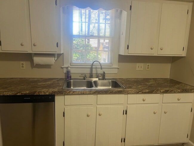Building Photo - 3 Bedroom House-Nash Co