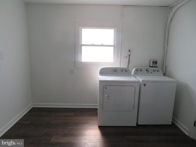 Building Photo - 7895 Pavilion Dr