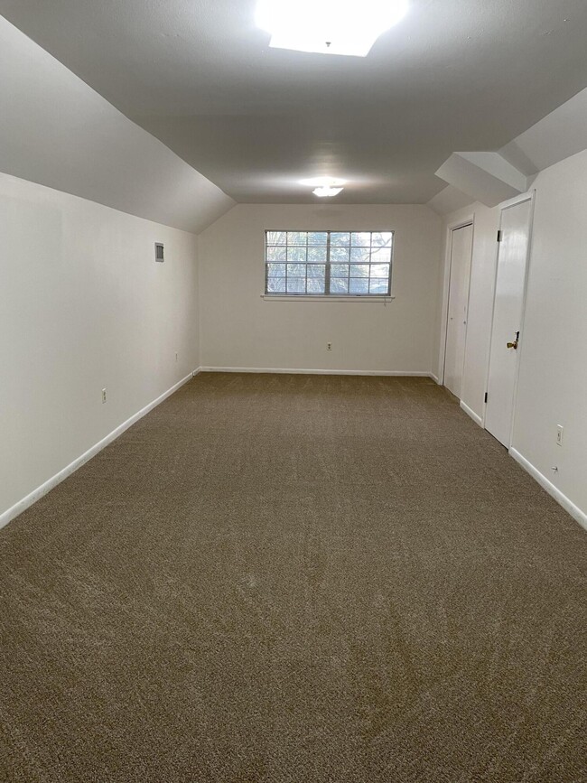 Building Photo - 733 Bradford Dr