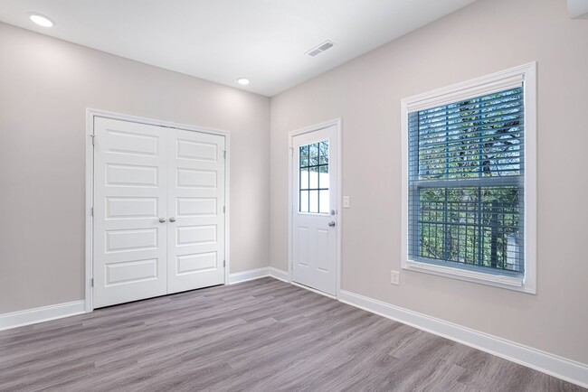 Building Photo - 22 Highland Blf Wy