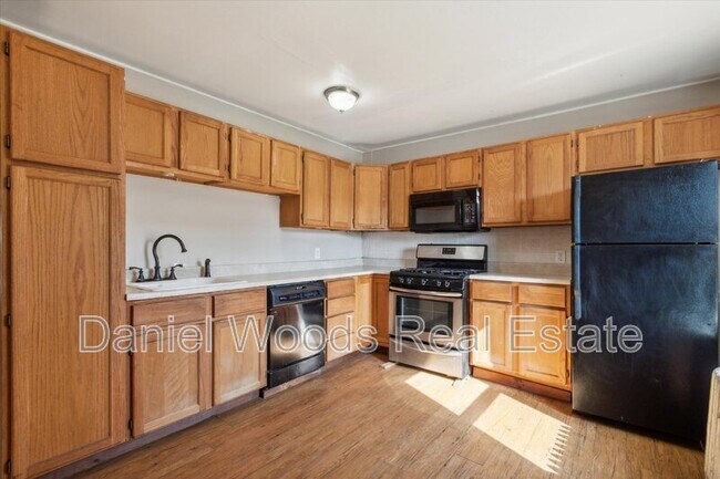 Building Photo - 2541 W 7th st