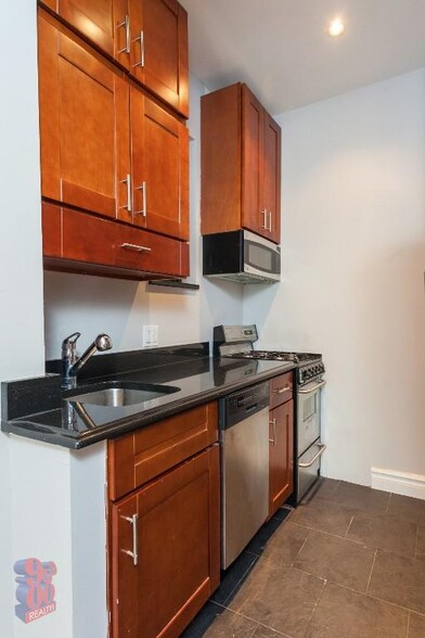 Primary Photo - 230 E 32nd St
