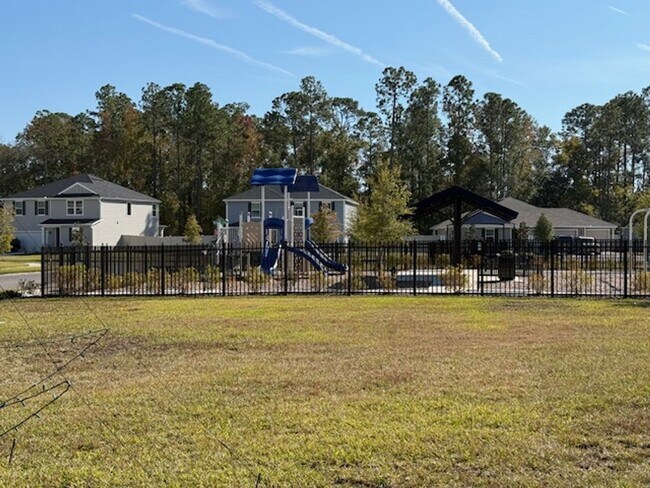 Building Photo - Like New 4/2 Lake Asbury