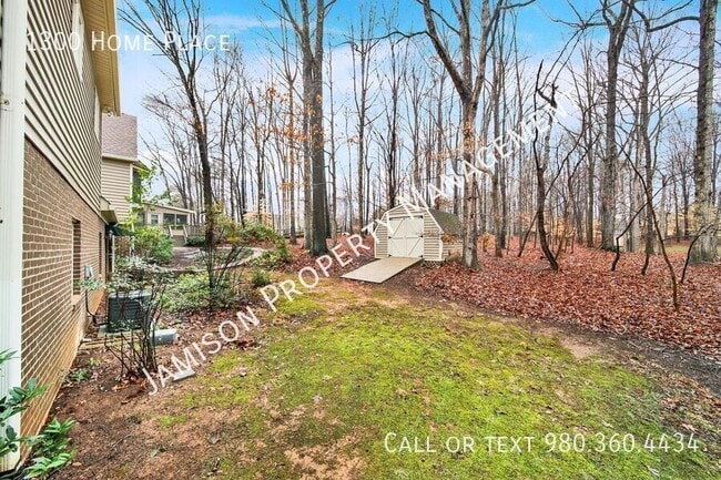 Building Photo - 1300 Home Pl