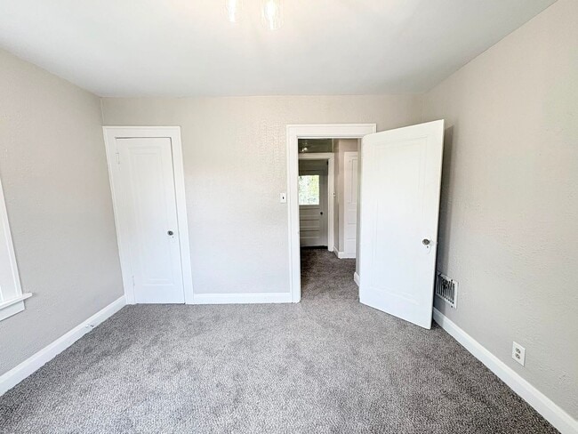 Building Photo - 804 Alvison Rd