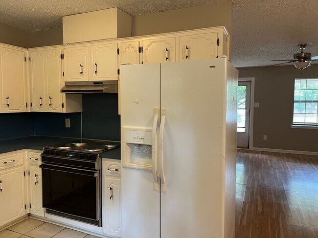 Building Photo - 60 Parkview Dr