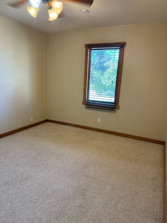 Building Photo - ** Spacious Retreat in Terra Estates II **