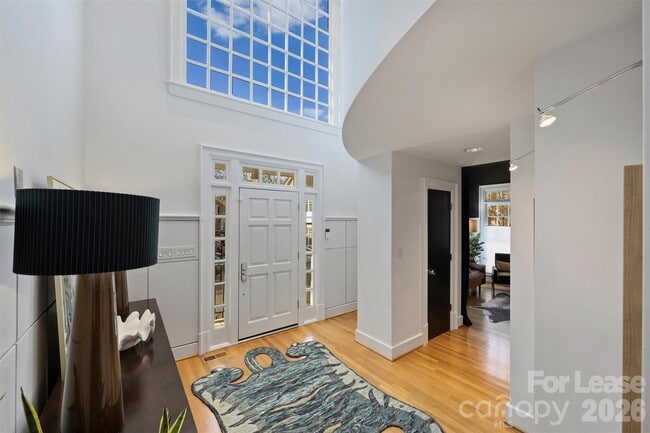 Building Photo - 1124 Dilworth Crescent Row