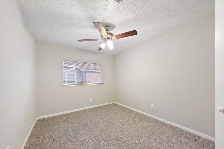 Building Photo - 10530 Rippling Fields Dr